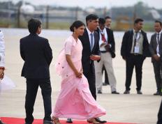 43岁阿克纱塔在印度新照！穿粉色纱丽少女感满满，苏纳克也帅