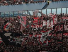 AC米兰希望7万多AC米兰球迷，对阵多特蒙德时，带一条红黑围巾