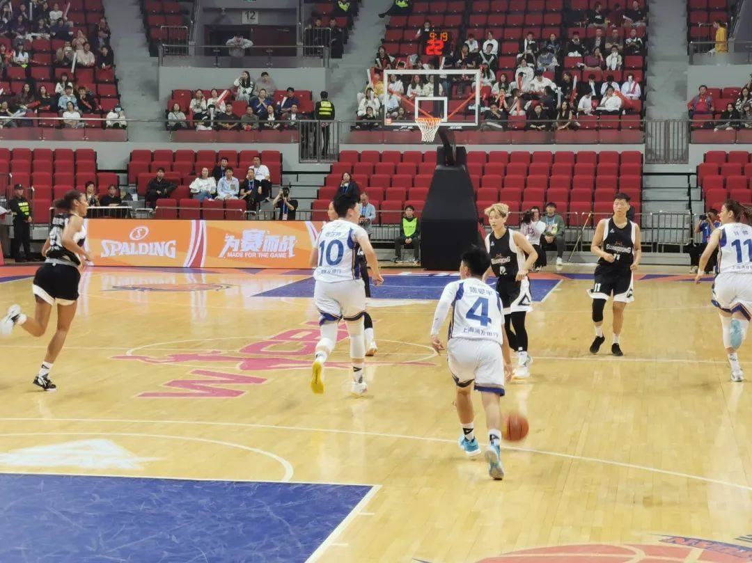 WCBA激战继续，上海女篮主场不敌广东女篮