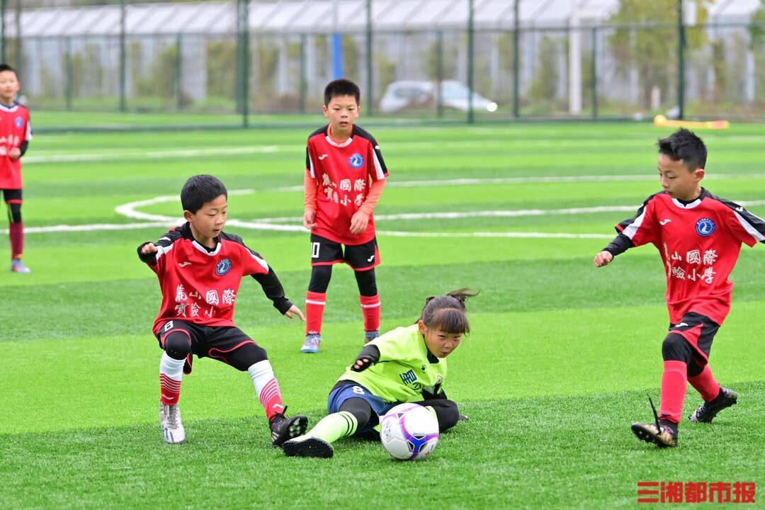 400名绿茵少年角逐，省青少年足球俱乐部联赛开赛
